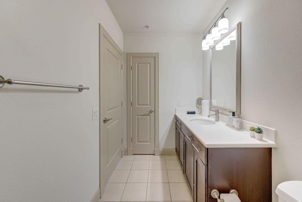 Cozy Apt Nrg Pool,Wi-Fi, Free Parking, Petsok! Houston Buitenkant foto