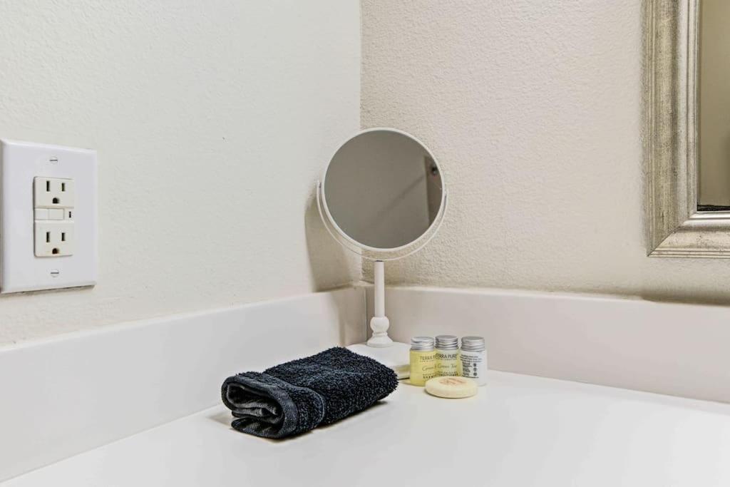 Cozy Apt Nrg Pool,Wi-Fi, Free Parking, Petsok! Houston Buitenkant foto